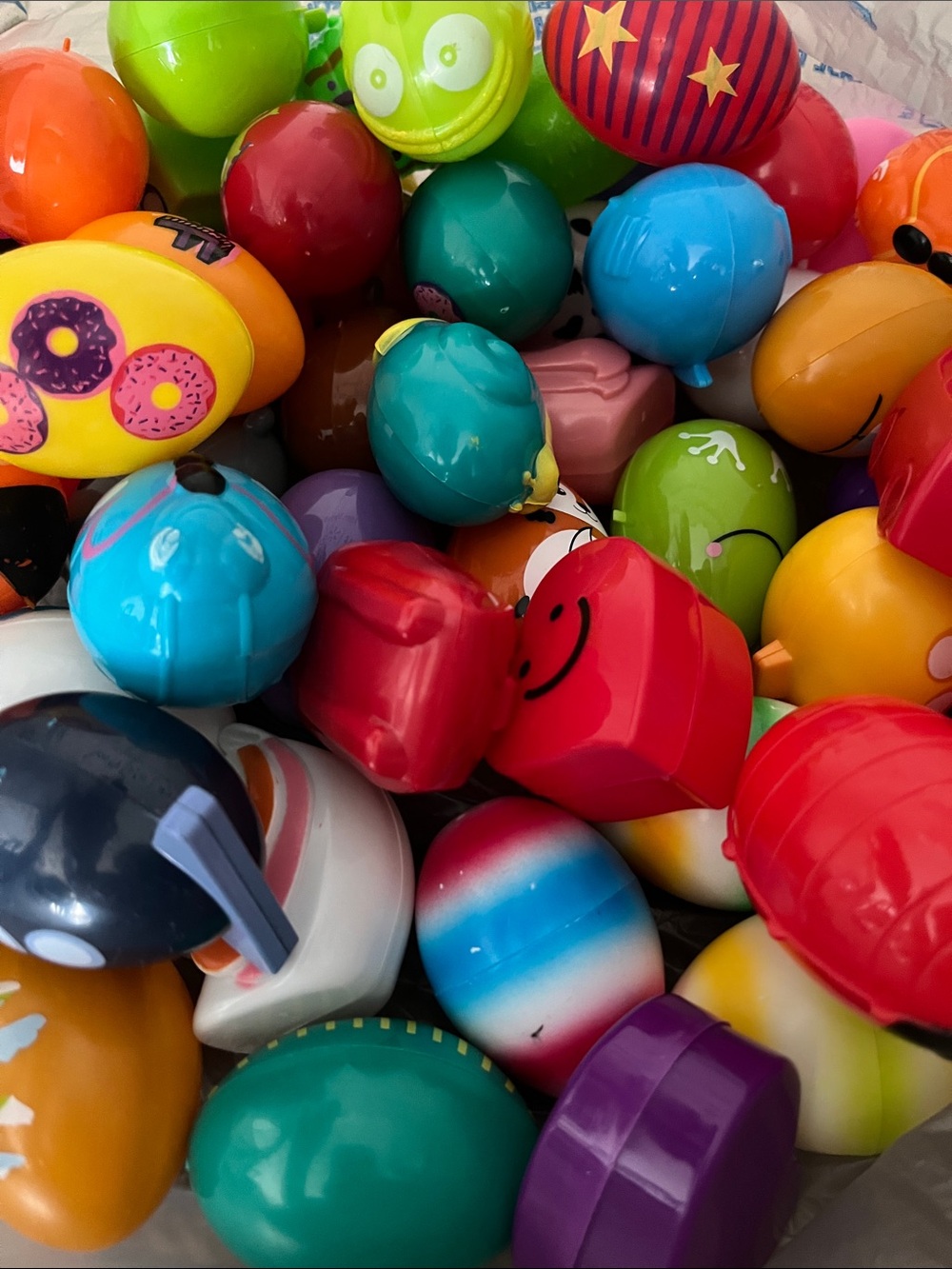 Bundle of Plastic Easter Eggs 🥚
